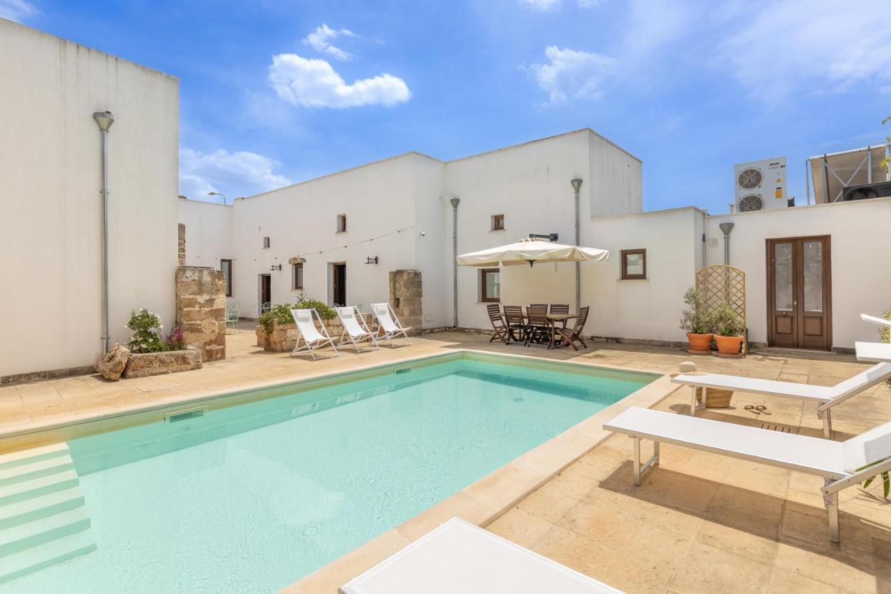 Villa Courtyard With Pool Racale Exterior foto